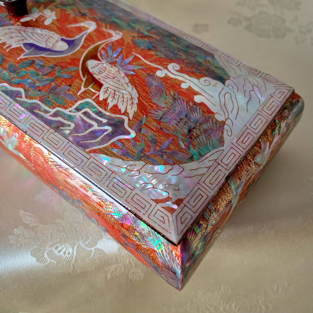 Orangefarbene Schmuck- oder Bleistiftbox aus Perlmuttseide mit Kranichmuster (자개 송학문 비단 굴림 필함)