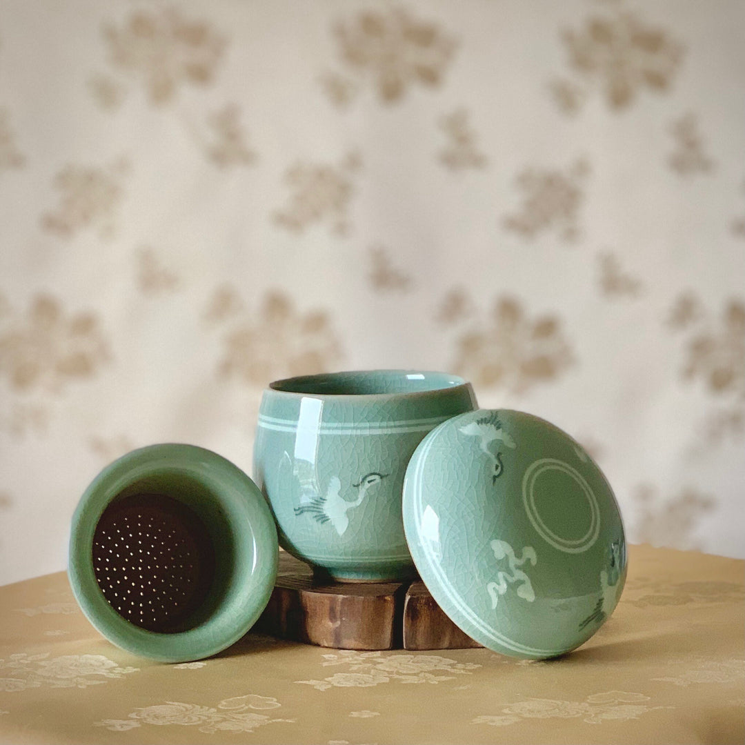 Seladon-Teetasse inklusive Teesieb mit eingelegtem Wolken- und Kranichmuster (청자 운학문 찻잔)