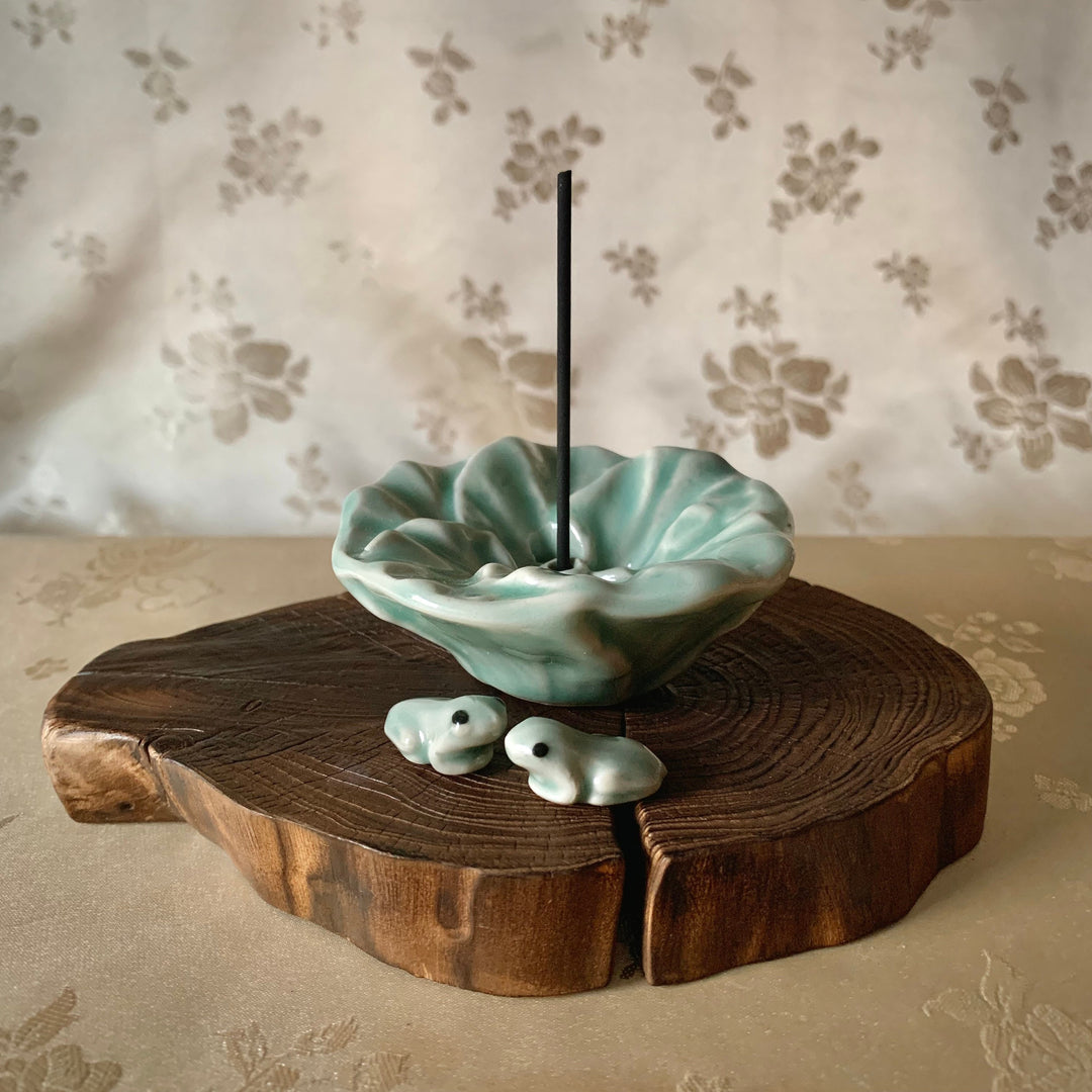 Celadon-Set aus Duftstäbchenhalter in Lotusform und zwei Fröschen (청자 연화형 향받침대, 개구리 세트)