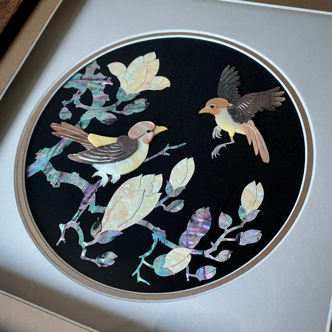 Kunsthandwerk aus Perlmutt mit Magnolien- und Vogelmuster im Holzrahmen (자개 원패 목련 조문 액자)