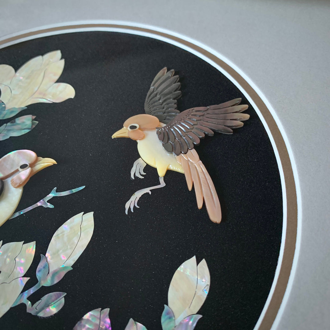 木製フレームに朴の木と鳥が描かれたマザーオブパールで作られた、他に類を見ない手作りの韓国の伝統工芸品