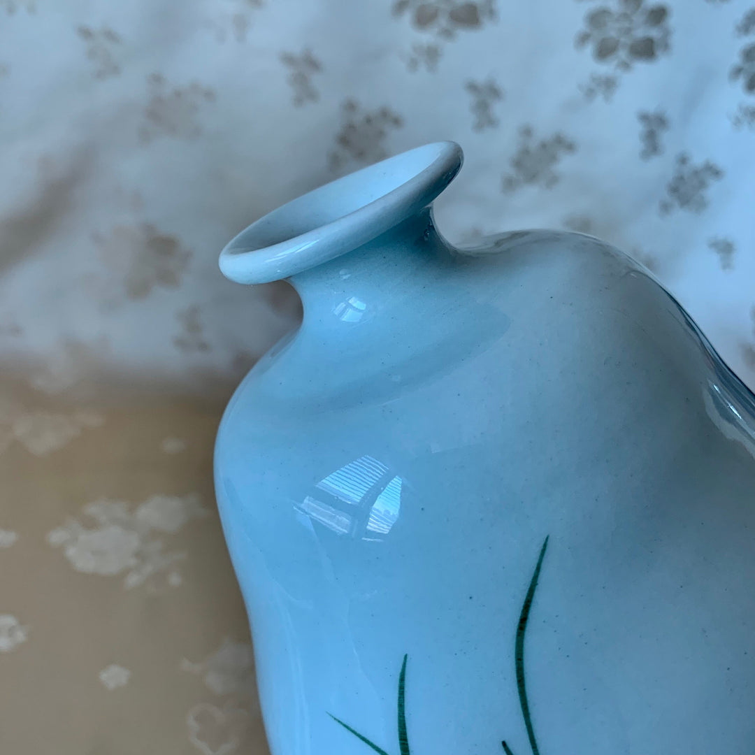 White Porcelain Vase with Chrysanthemum pattern (백자 국화문 호)