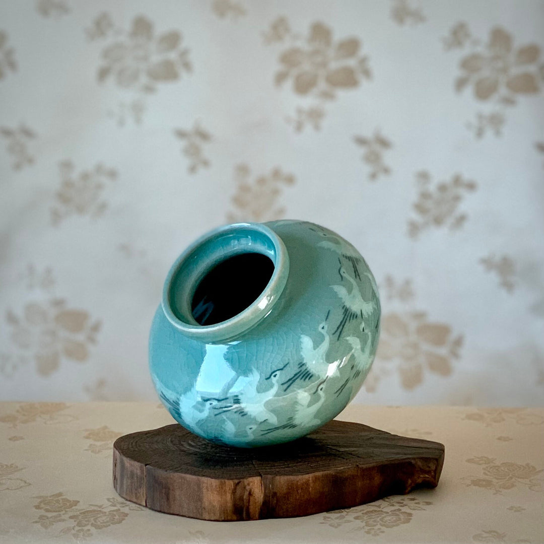 Celadon-Vase mit eingelegtem fliegendem Kranichmuster (청자 상감 줄학문 호)