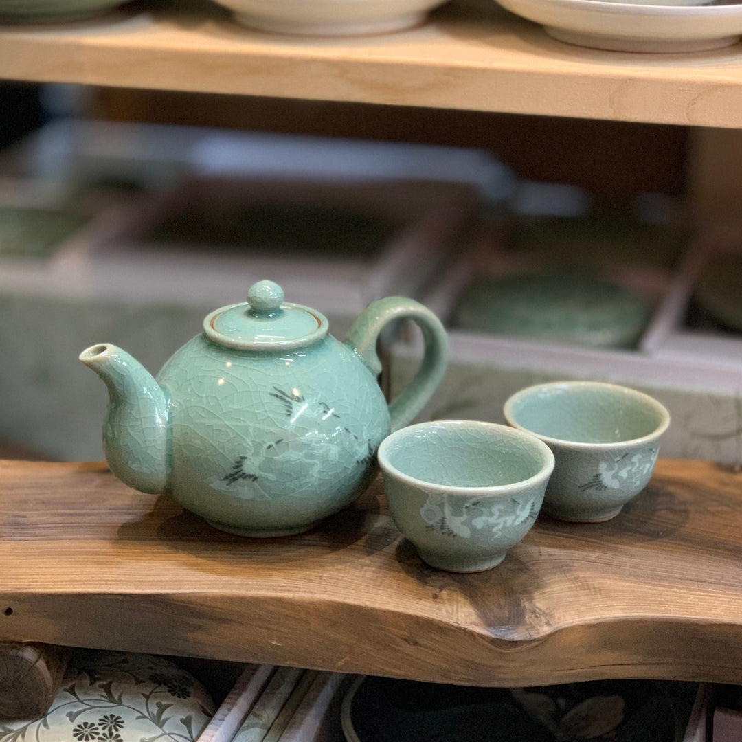 Celadon Set of Tea Pot and Cups with Inlaid Crane and Cloud (청자 상감 운학문 2인 다기 세트)