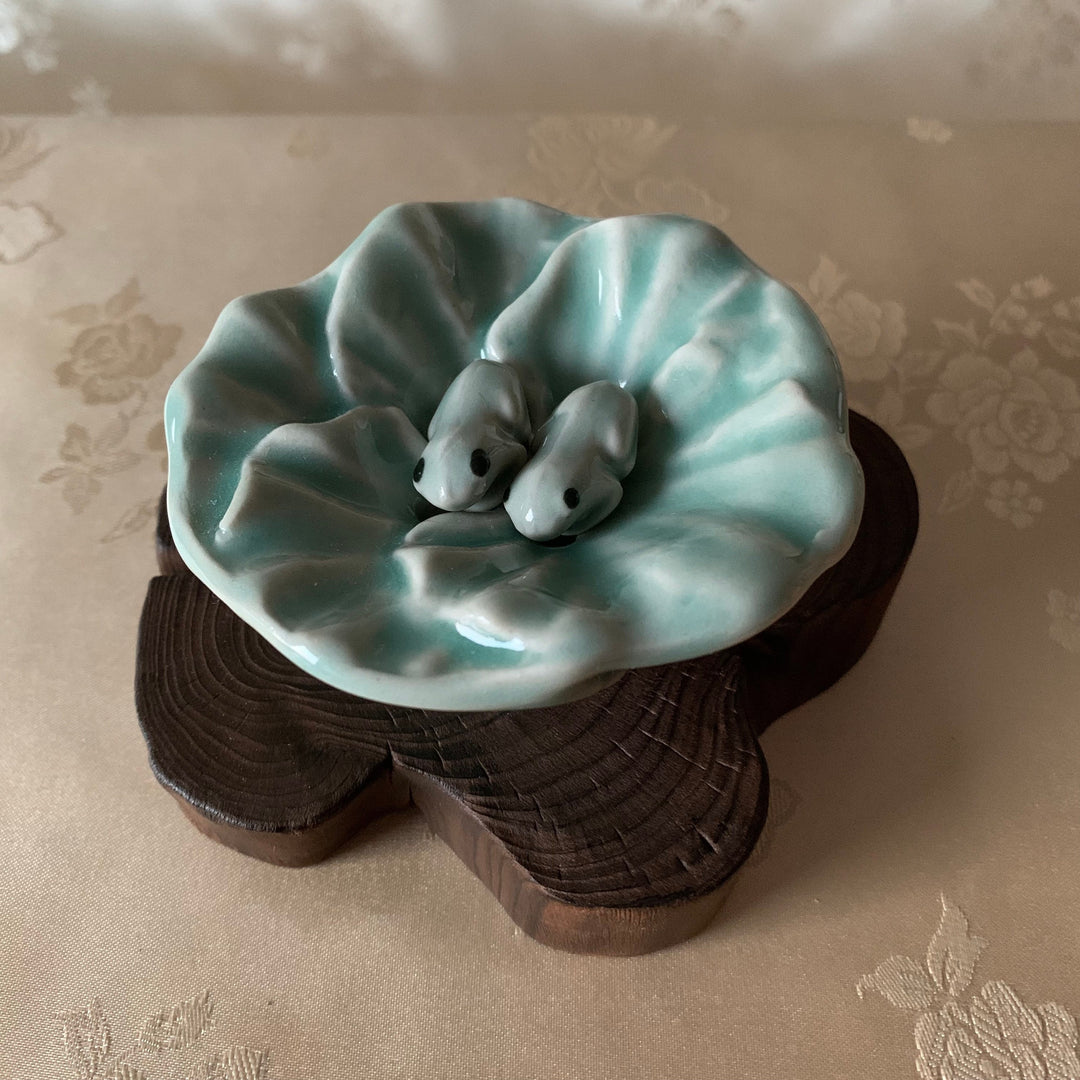 Celadon-Set aus Duftstäbchenhalter in Lotusform und zwei Fröschen (청자 연화형 향받침대, 개구리 세트)
