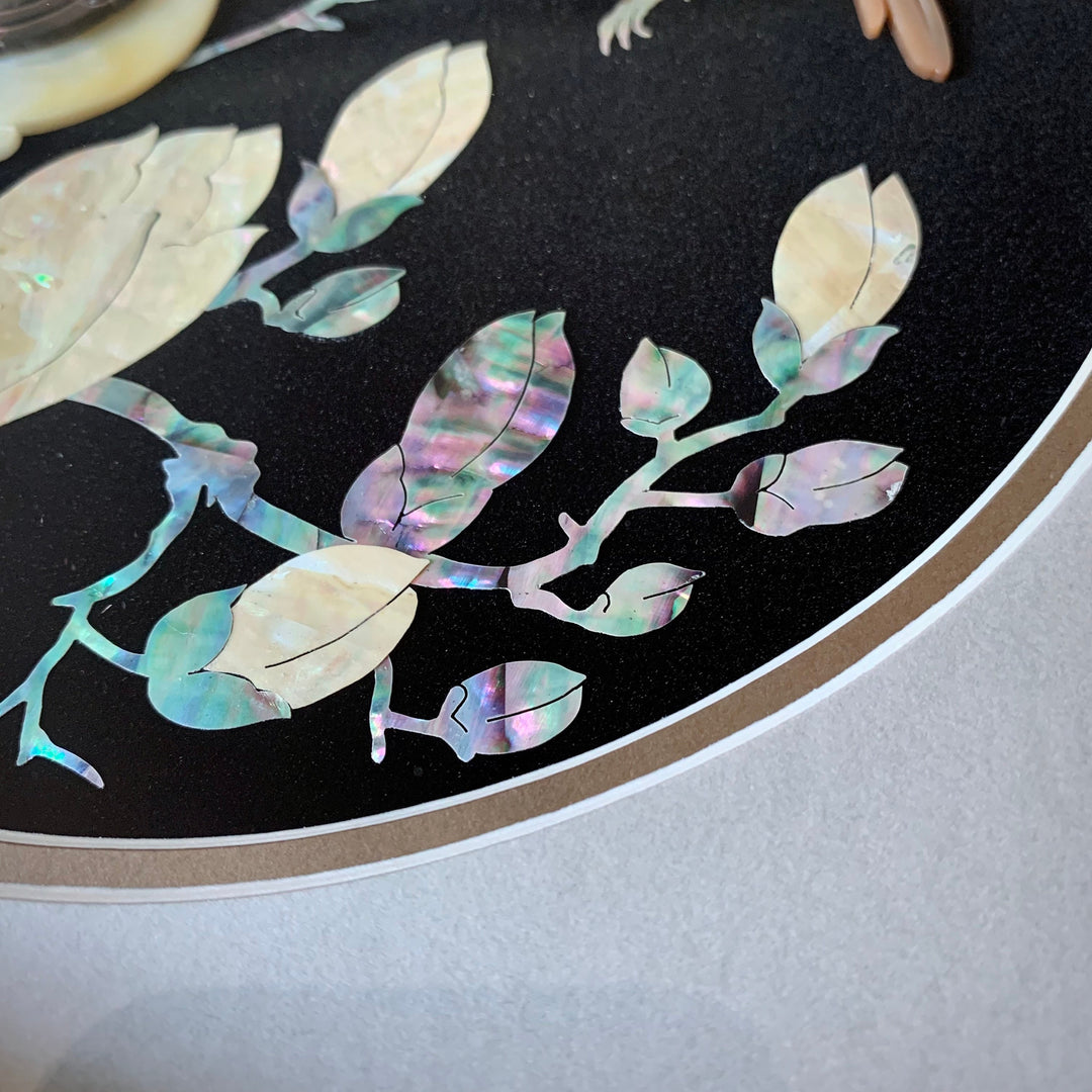 木製フレームに朴の木と鳥が描かれたマザーオブパールで作られた、他に類を見ない手作りの韓国の伝統工芸品