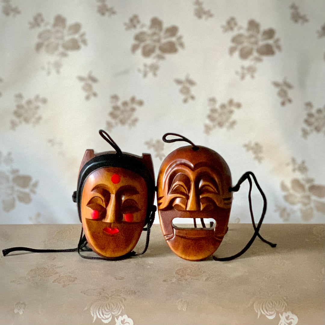 Set aus zwei Miniatur-Holzmasken für religiöse Zeremonien oder Tanz (목재 미니어쳐 하회탈 세트)