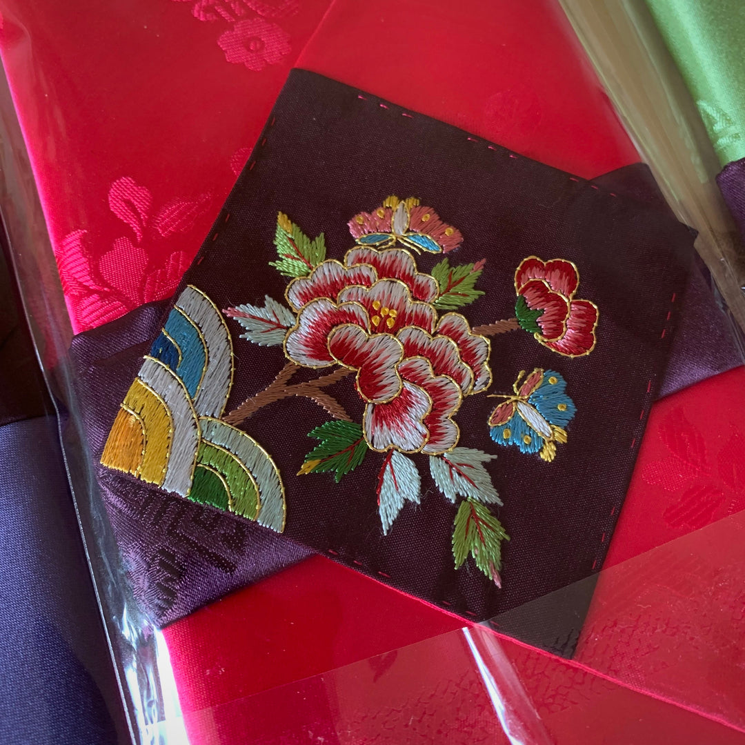Koreanischer traditioneller Umschlag, der schöne Seide für Hochzeit/Neujahr einwickelt