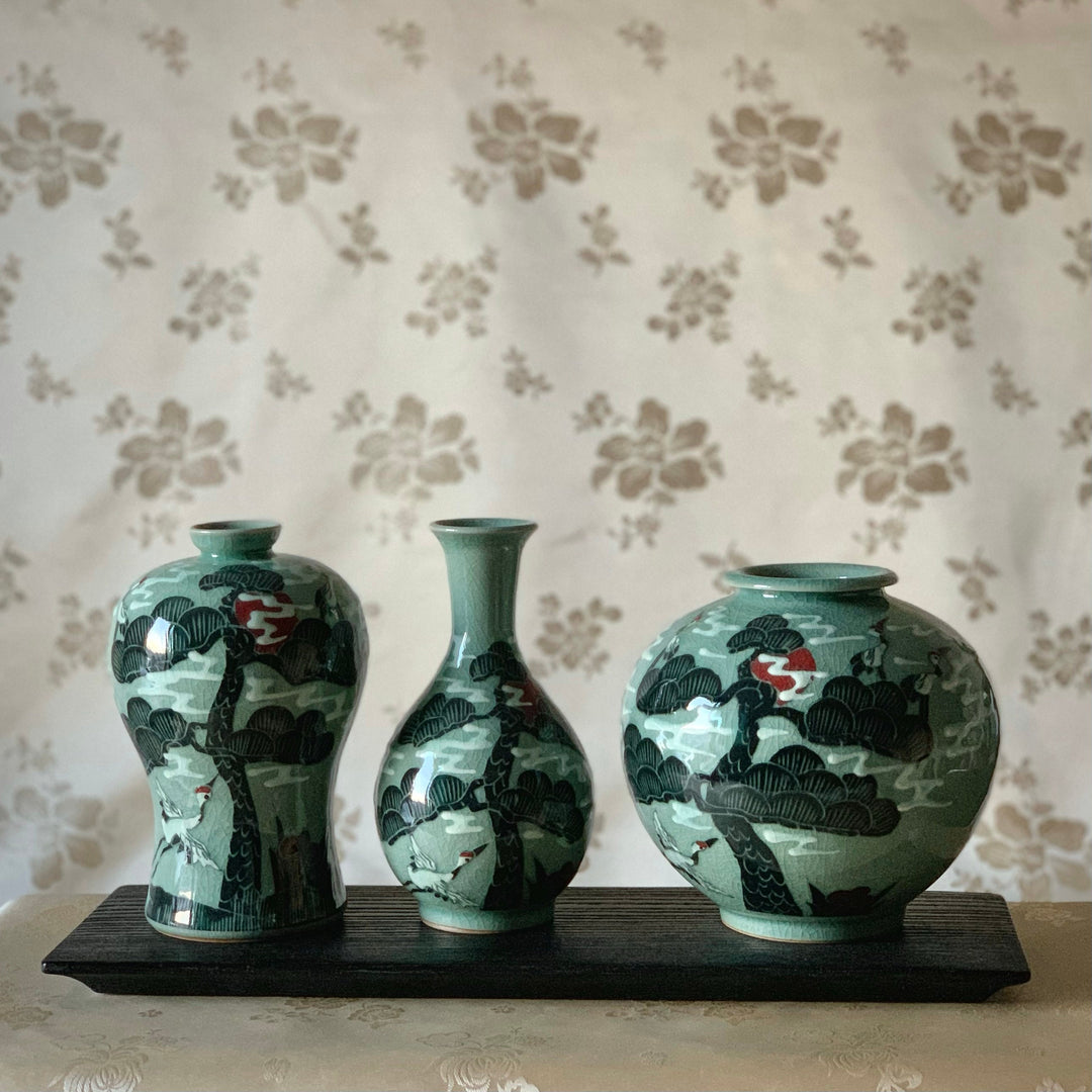 Celadon-Set mit 3 Vasen mit geprägtem Kiefernmuster (청자 양각 송학문 호 세트)