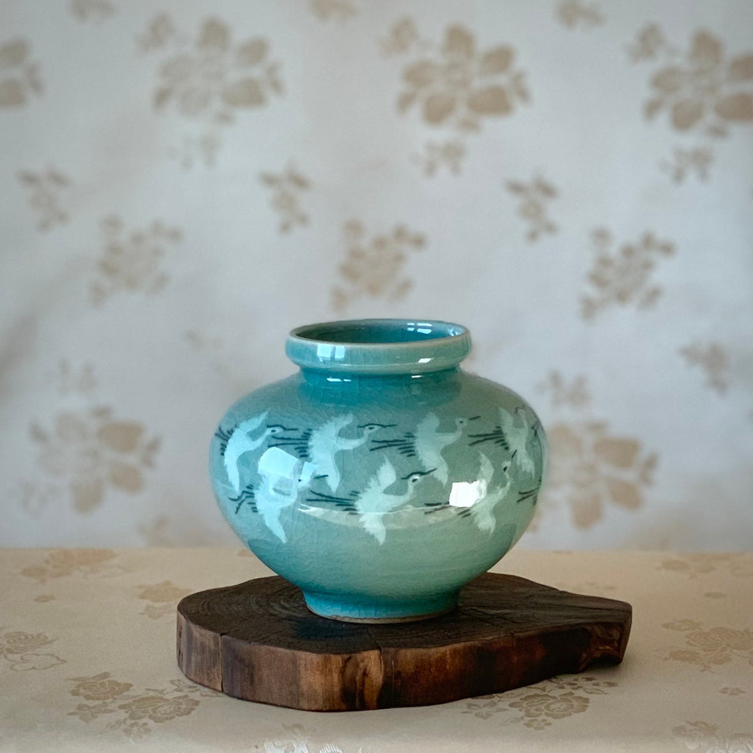 Celadon Vase with Inlaid Flying Crane Pattern (청자 상감 줄학문 호)
