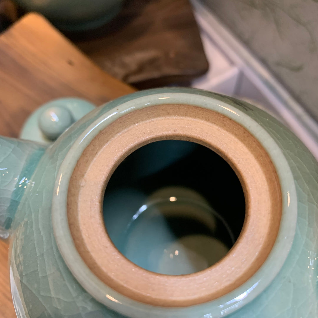 Seladon-Set aus runder Teekanne und Tassen mit eingelegtem Kranich und Wolke (청자 상감 운학문 2인 다기 세트)