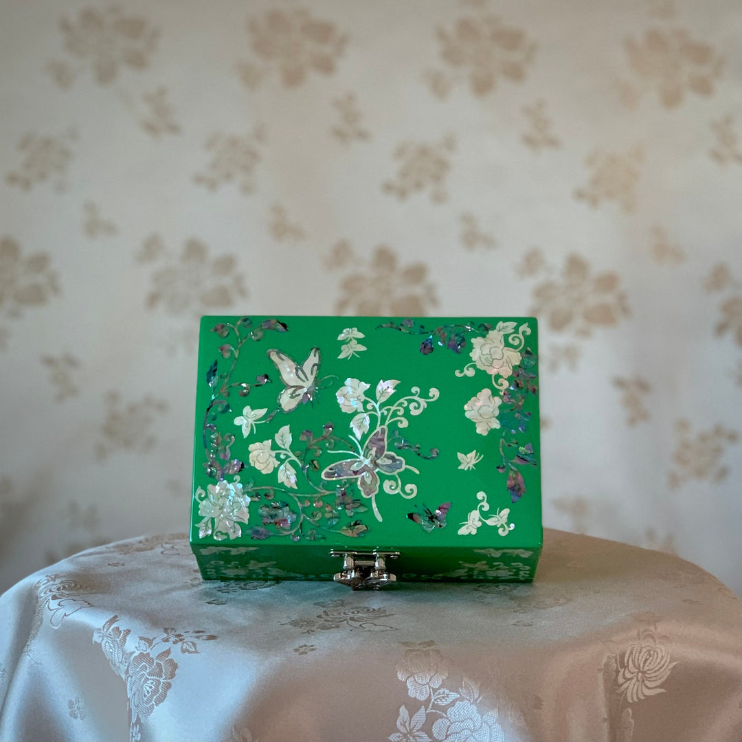 Einzigartige handgemachte grüne Schmuckschatulle aus traditionellem koreanischem Perlmutt mit Schmetterlingen und Blumen