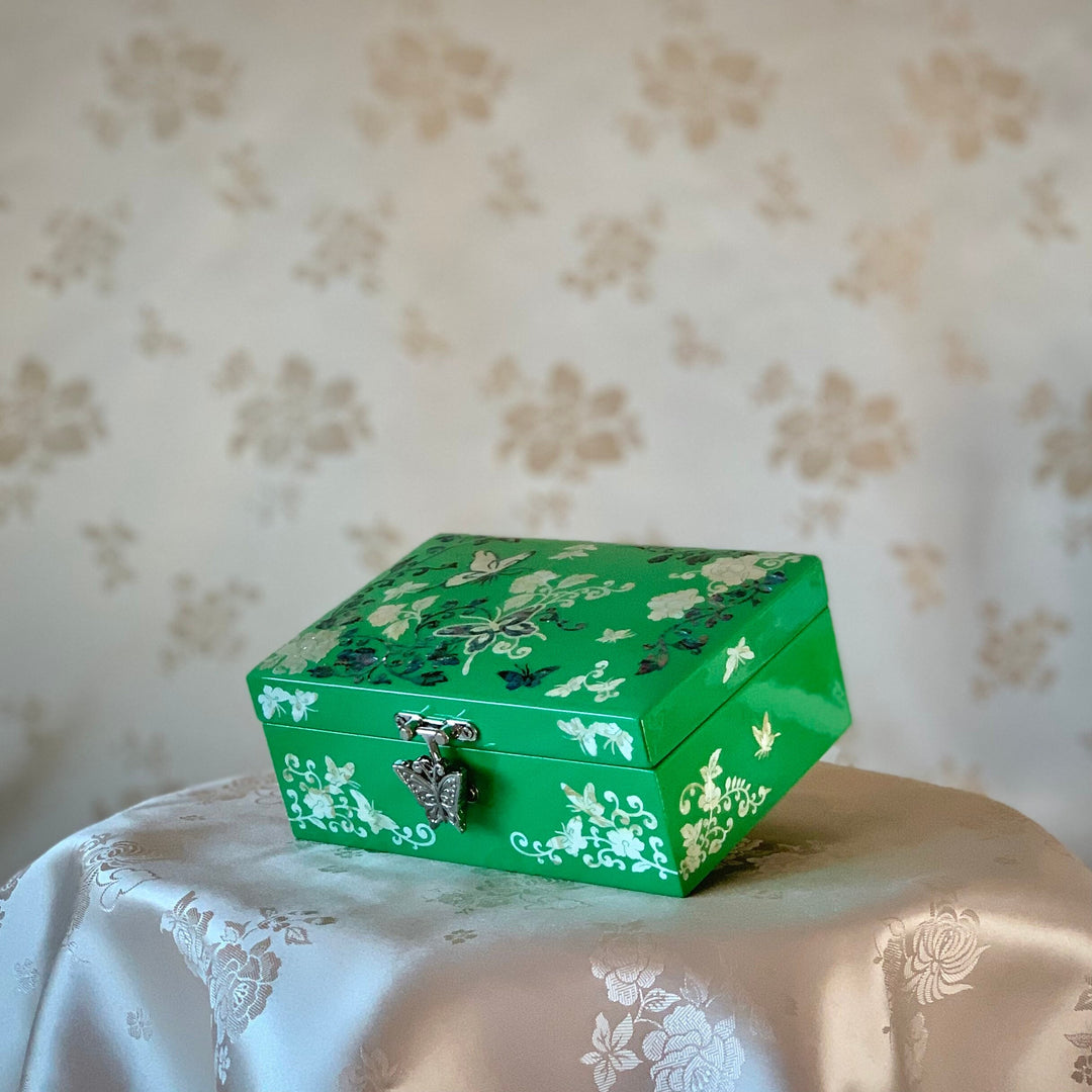 Mother of Pearl Handmade Wooden Green Jewelry Box with Butterfly and Peony Pattern (자개 호접 목단문 보석함)