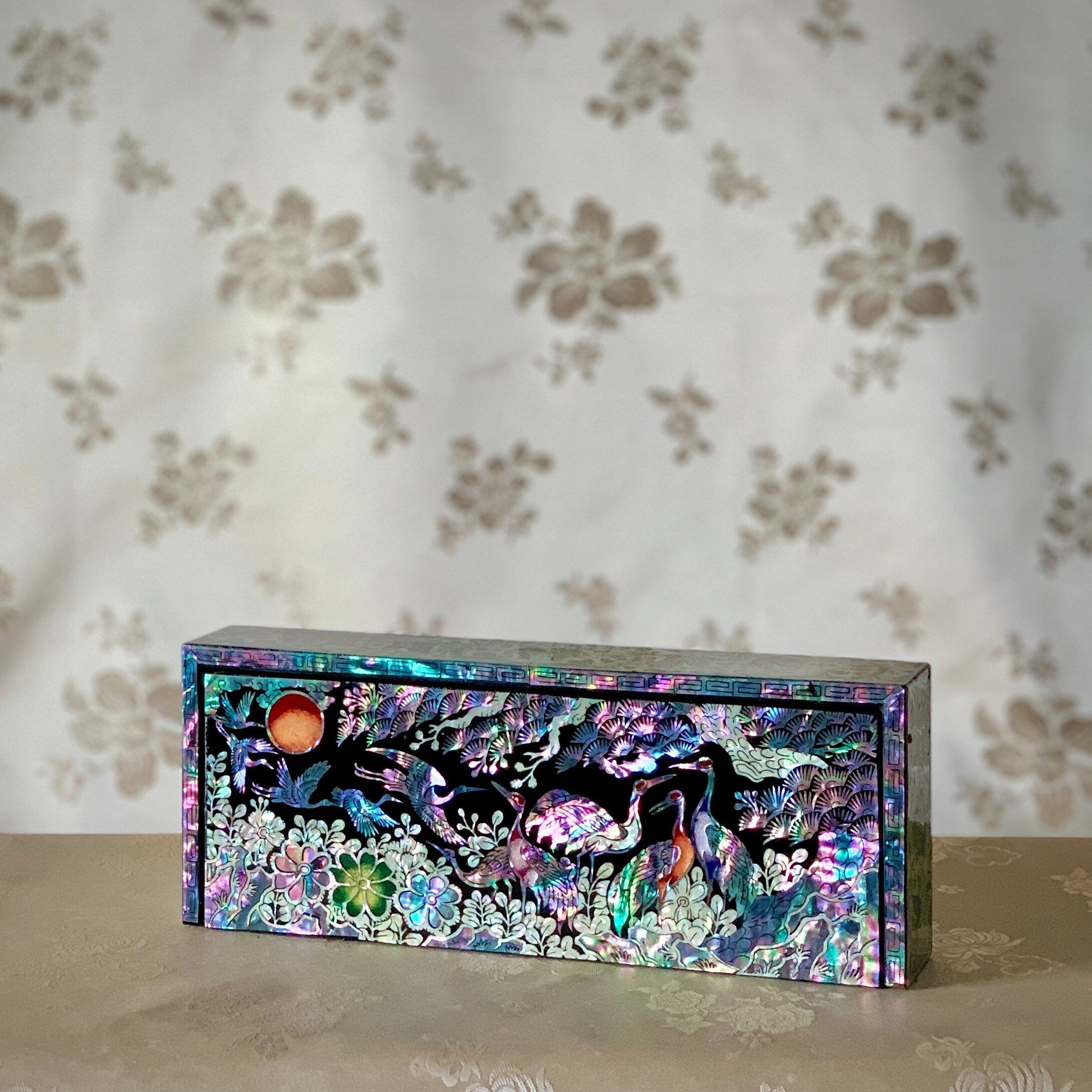 中国製／螺鈿模様の宝石箱。牡丹と百合があしらわれます【鍵付き　新品未使用品】。 中国製／螺鈿模様の宝石箱。牡丹と百合があしらわれます【鍵付き