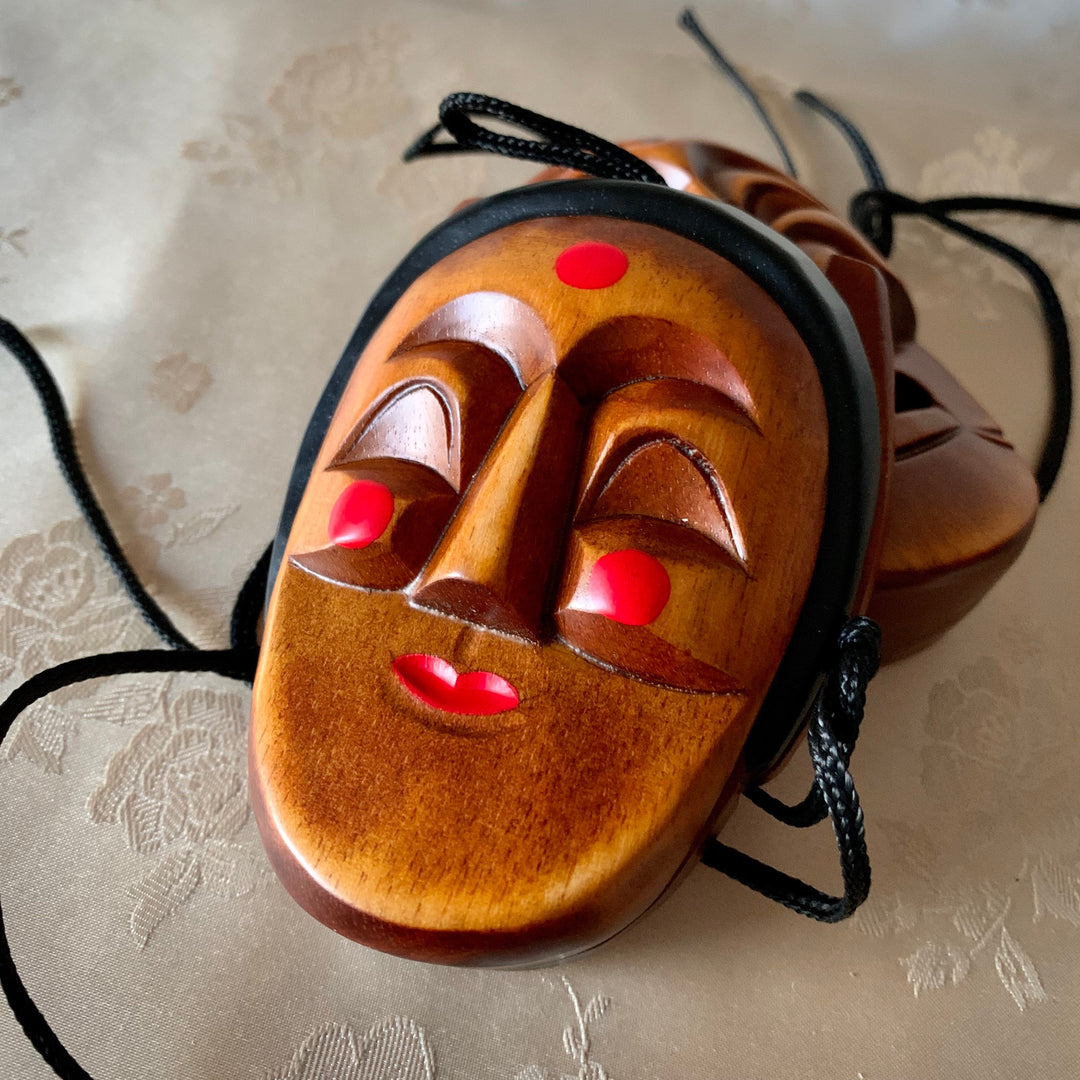 Koreanisches traditionelles Tal- und Talchum-Set aus zwei Masken für religiöse Zeremonien oder Tänze