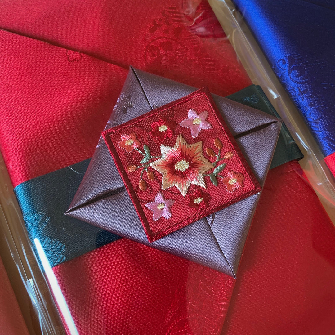 Koreanischer traditioneller Umschlag, der schöne Seide für Hochzeit/Neujahr einwickelt