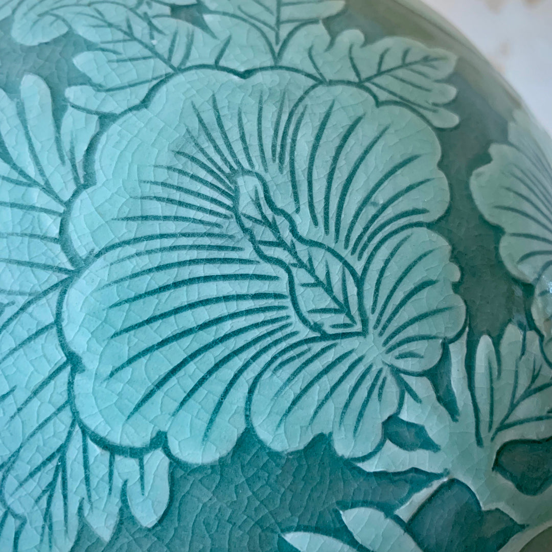 Handgefertigte Celadon-Vase mit geprägtem weißem Blumenmuster