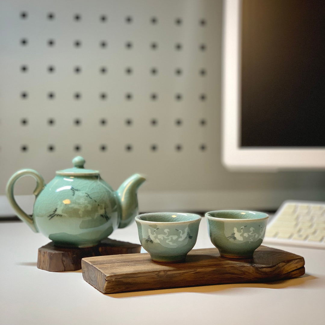 Celadon Set of Tea Pot and Cups with Inlaid Crane and Cloud (청자 상감 운학문 2인 다기 세트)