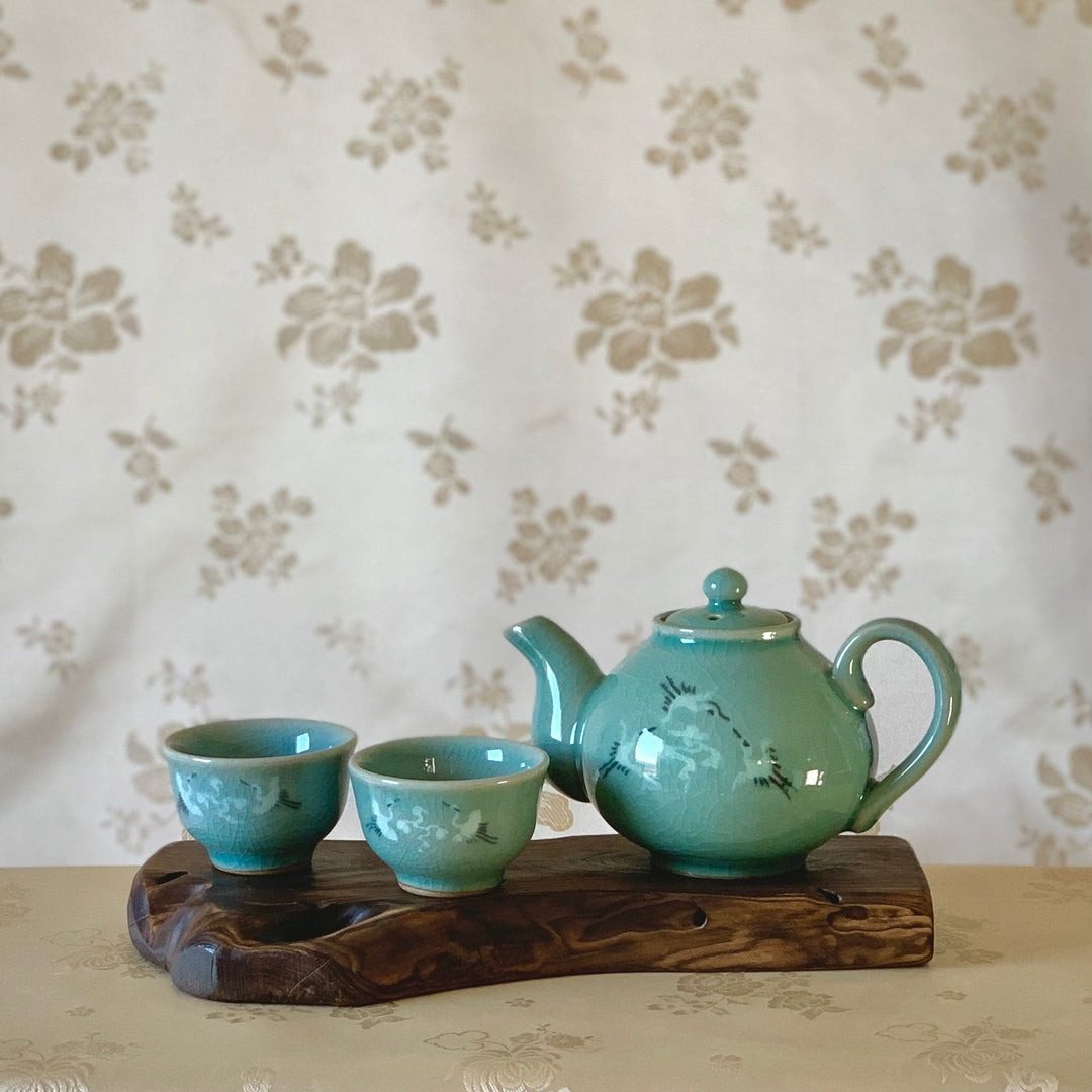 Celadon Set of Round Shaped Tea Pot and Cups with Inlaid Crane and Cloud (청자 상감 운학문 2인 다기 세트)