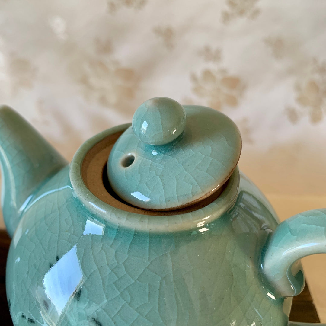 Seladon-Set aus runder Teekanne und Tassen mit eingelegtem Kranich und Wolke (청자 상감 운학문 2인 다기 세트)