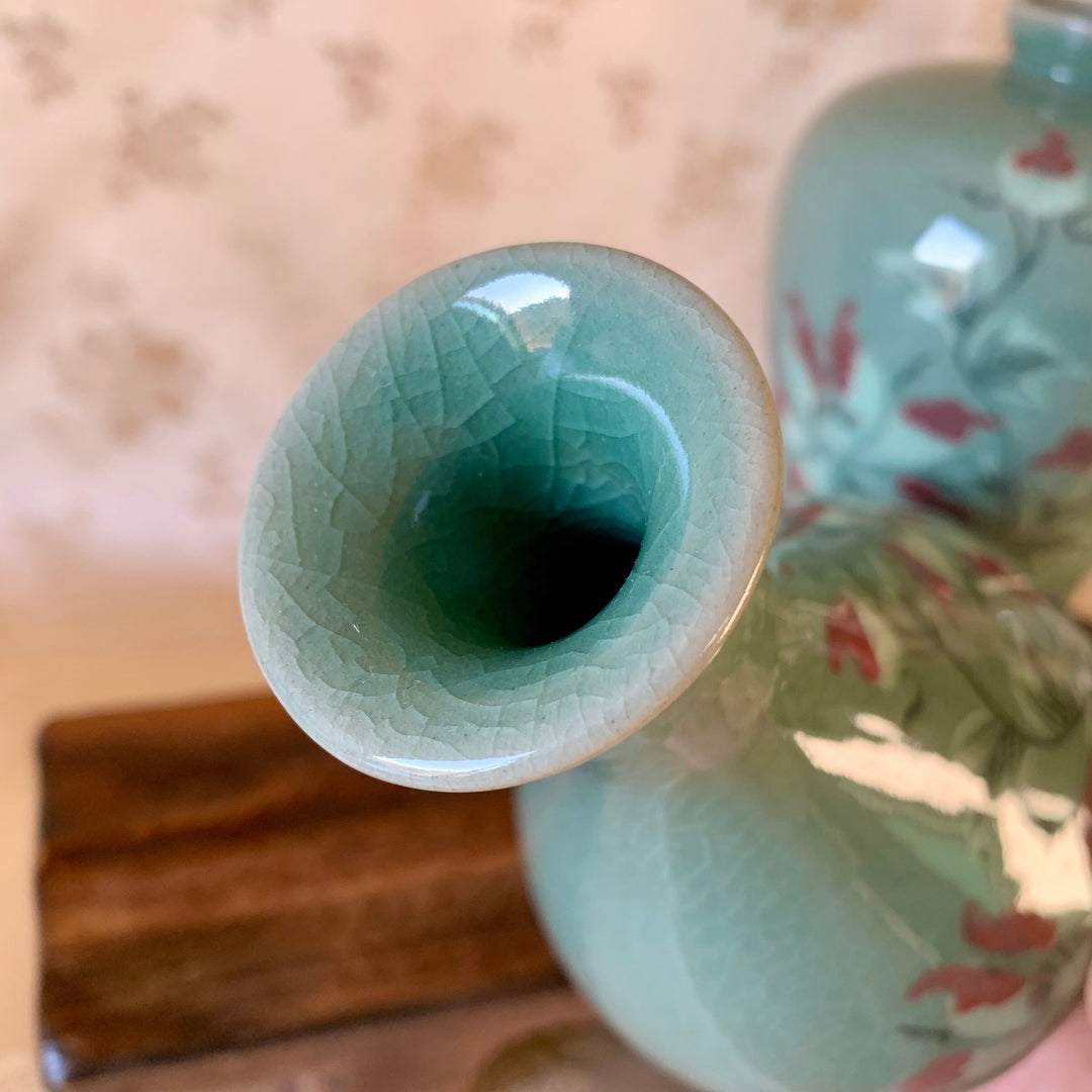 Wunderschönes traditionelles koreanisches Celadon-Vasen-Set mit roten Magnolien