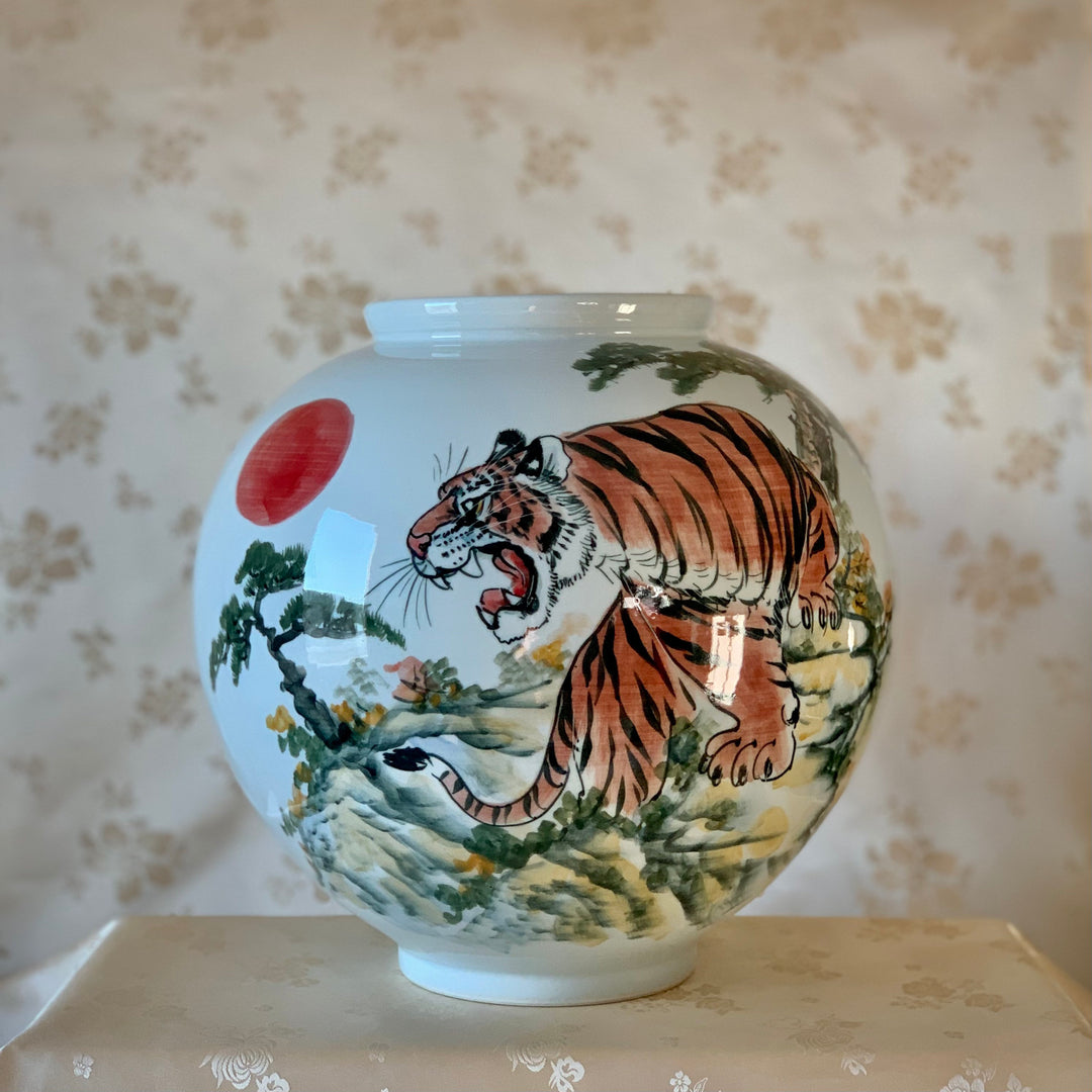 Weiße Porzellanvase: Tiger- und Kiefernmotiv – ArtinKo
