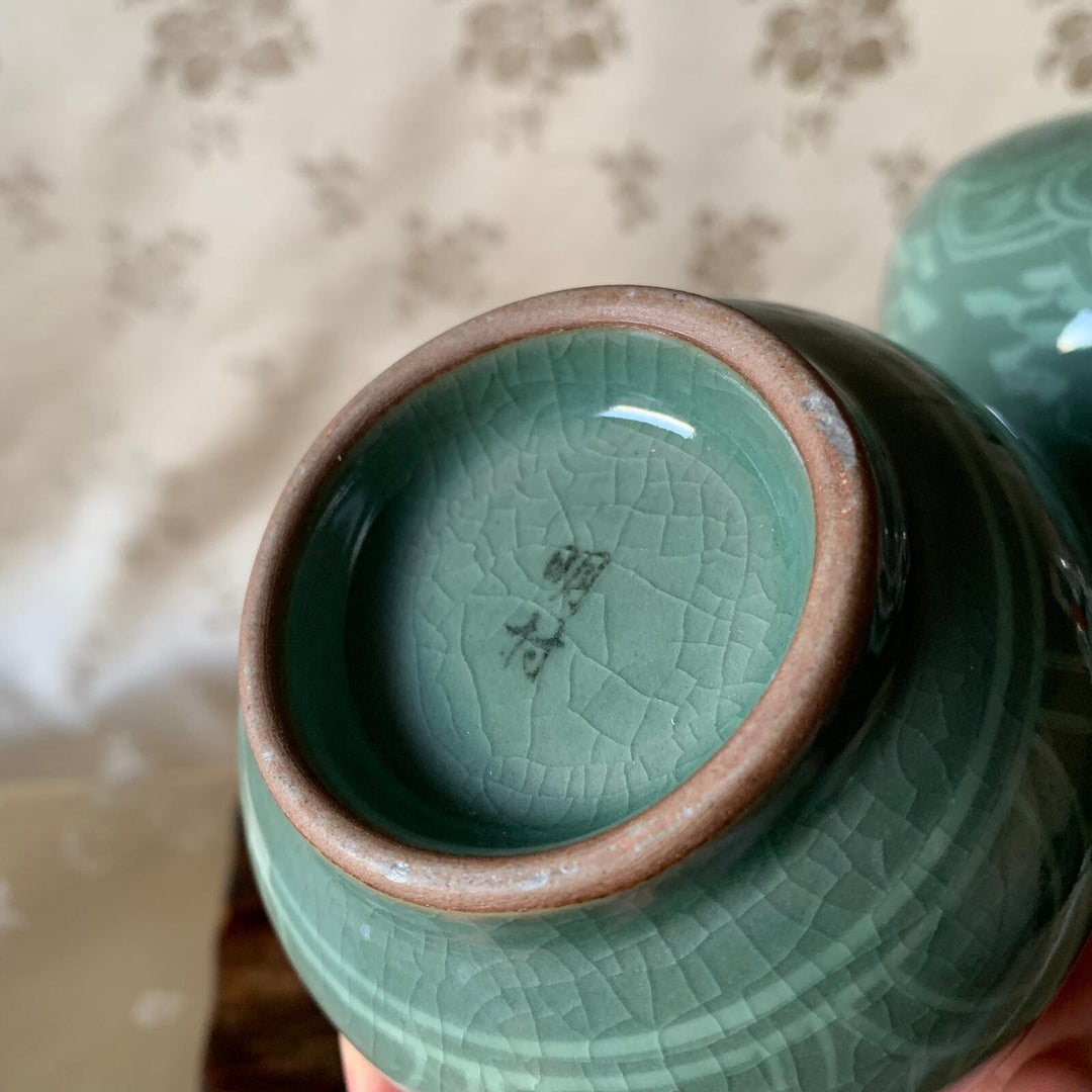 Koreanisches traditionelles Celadon-Vasenset mit Kranichen und Wolken