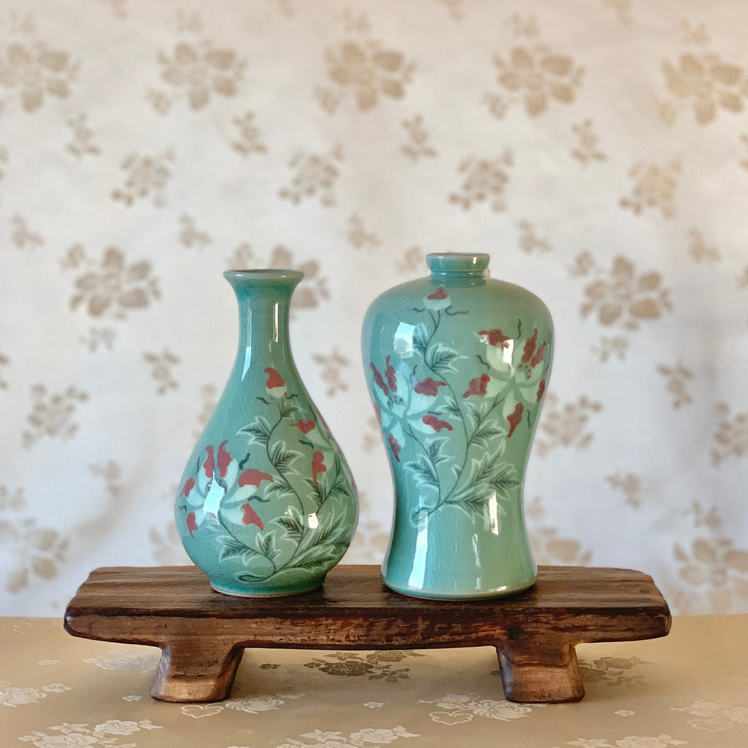美しい韓国の伝統的な青磁の花瓶セット、赤いマグノリア