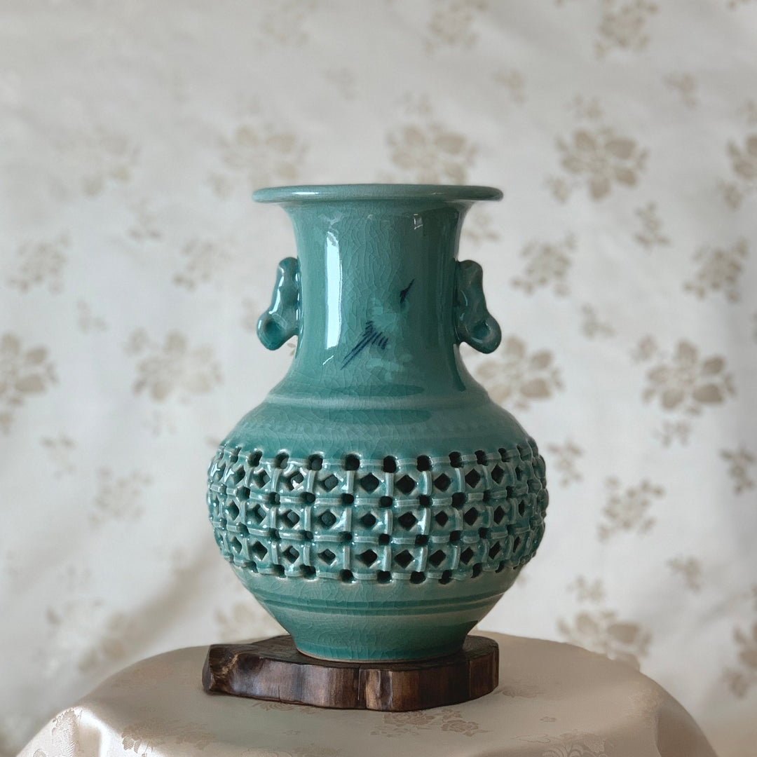 Durchbrochene doppelwandige Celadon-Vase mit eingelegtem Kranich- und Wolkenmuster (청자 운학문 이중투각 병)