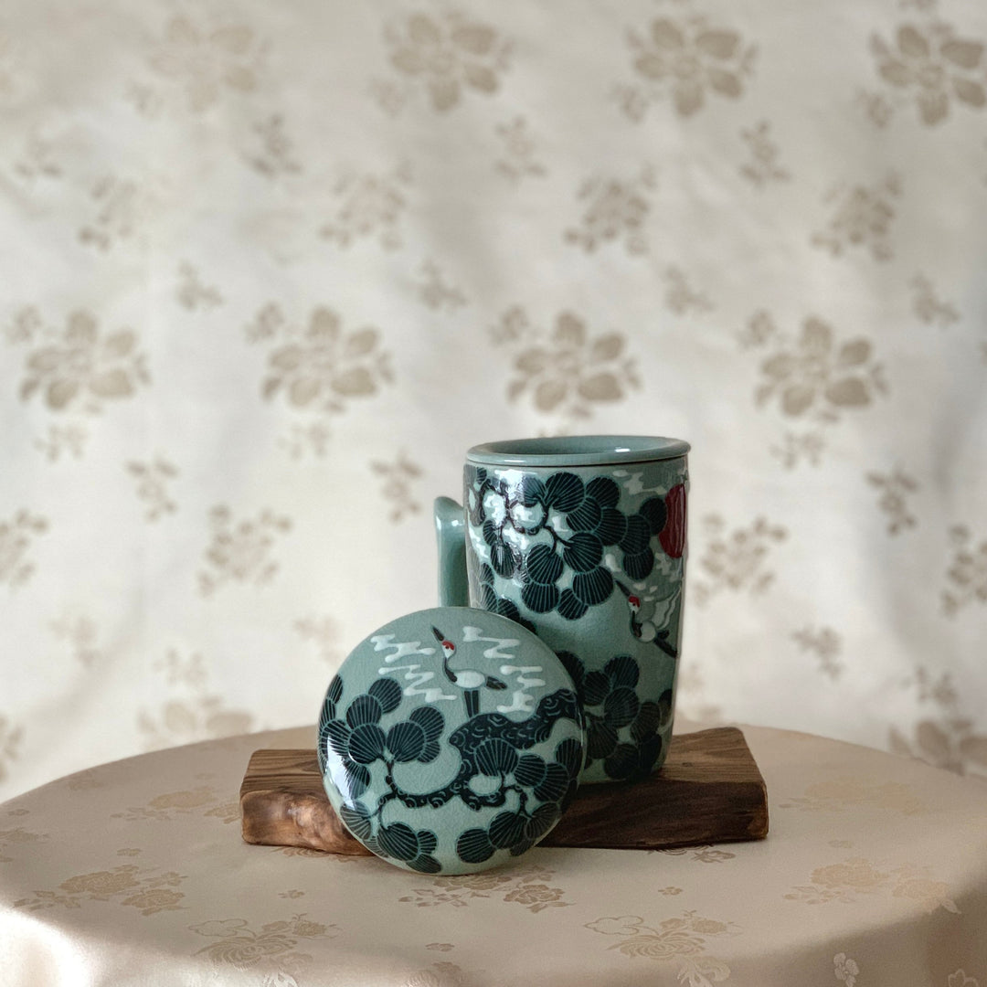 Celadon Long Tea Mug inklusive Teesieb mit Kranich- und Kiefernmuster (청자 송학문 머그잔)