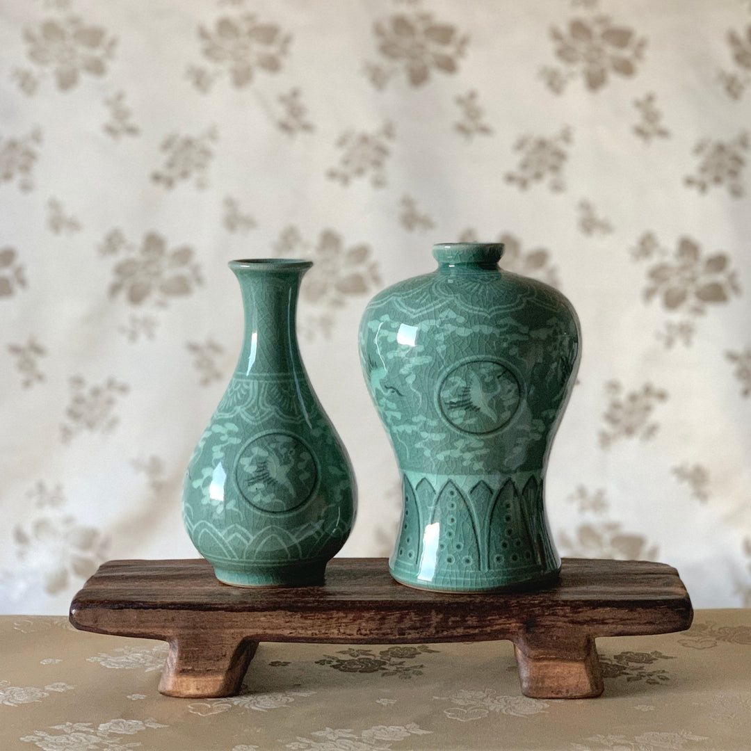 Seladon-Set aus zwei Vasen mit eingelegtem Kranich- und Wolkenmuster (청자 상감 운학문 매병 주병)