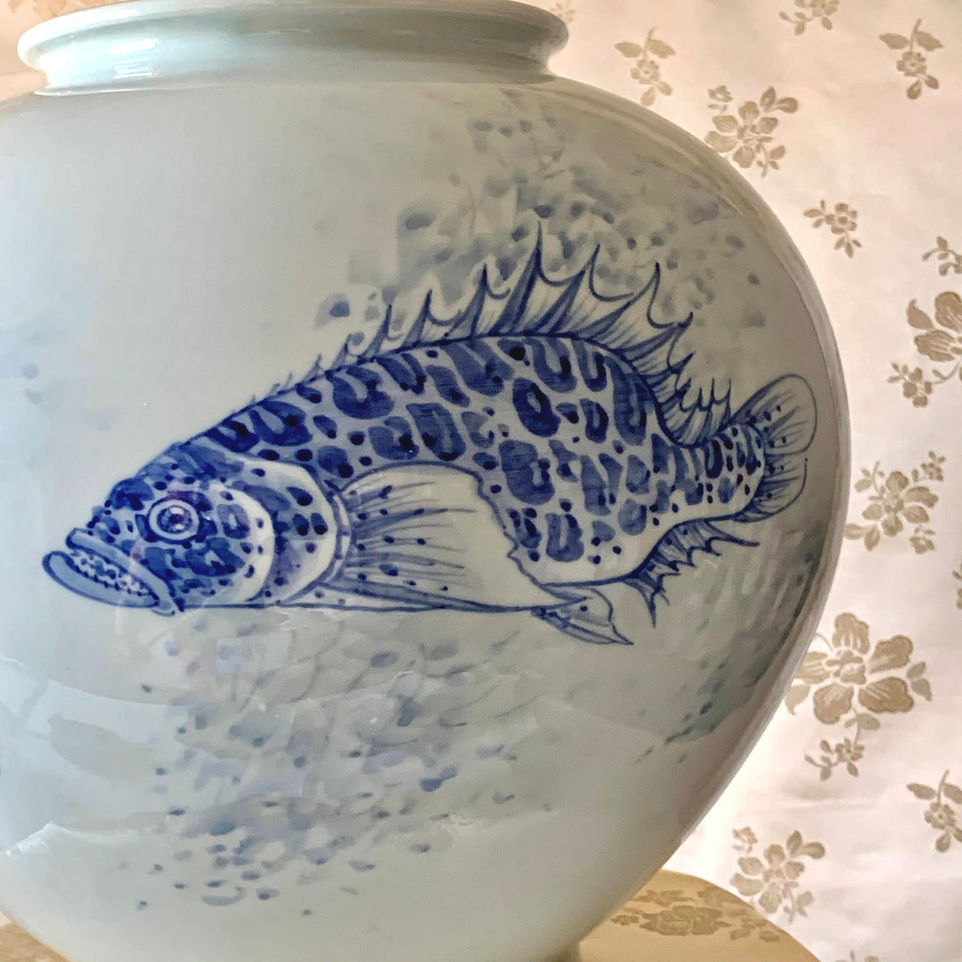 Weiße Porzellanvase mit Leoparden-Mandarinenfisch-Muster (백자 쏘가리무늬 호)