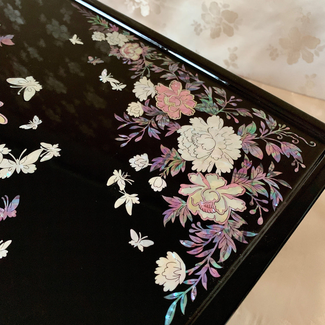 蝶と牡丹の螺鈿木製テーブル (자개 호접 목단문 상)