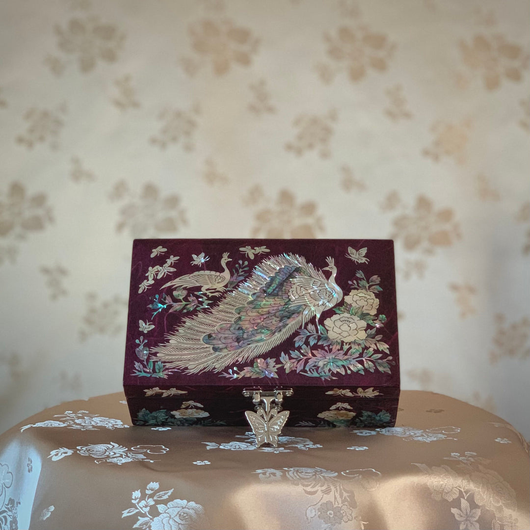 美しい韓国の伝統的なマザーオブパールの紫色の手作りジュエリーボックスと孔雀