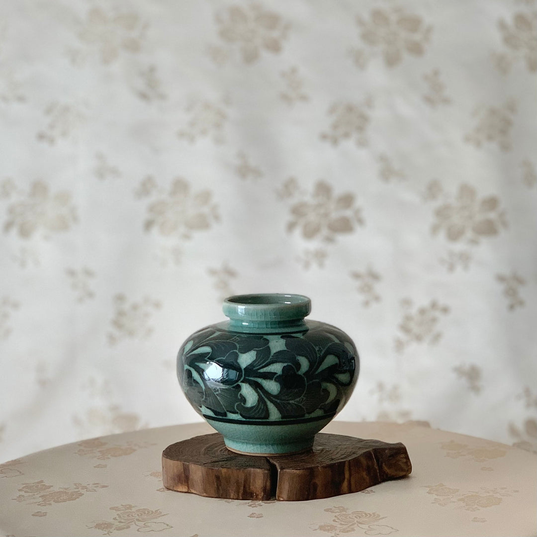 Koreanische traditionelle Celadon-Vase mit schwarzem Blumenmuster