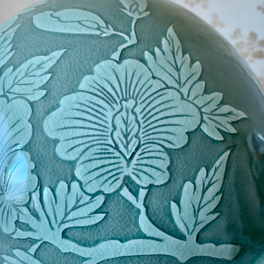 Handgefertigte Celadon-Vase mit geprägtem weißem Blumenmuster