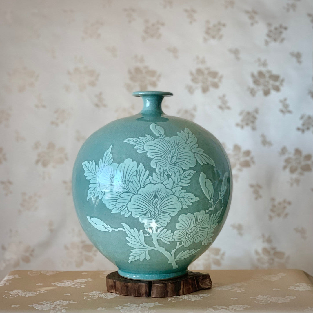 才能ある芸術家によって作られた、魅力的な韓国の伝統的な白い花が描かれた青磁の花瓶