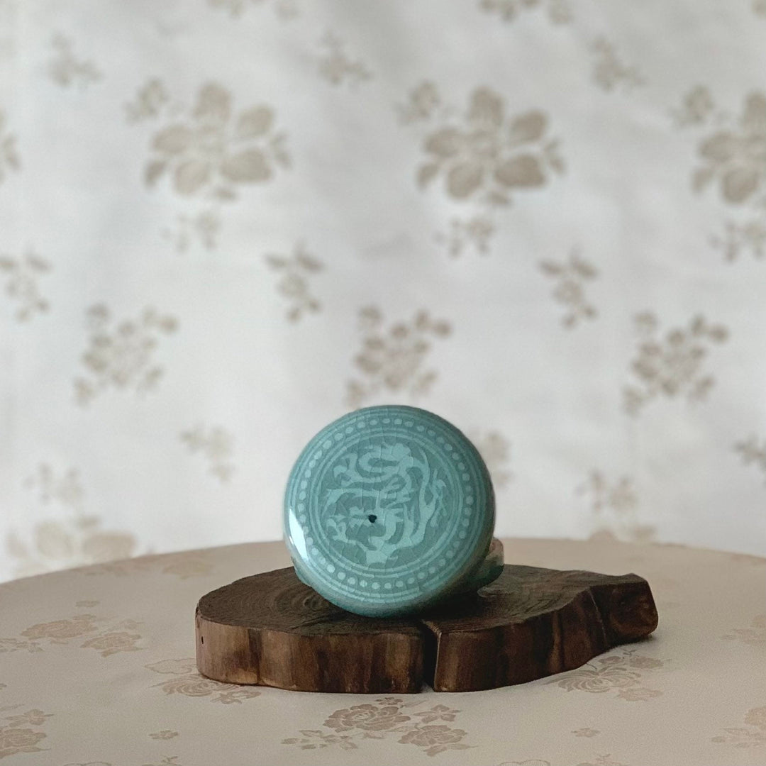 Celadon Covered Box with Inlaid Dragon Pattern (청자 상감 용문 합)