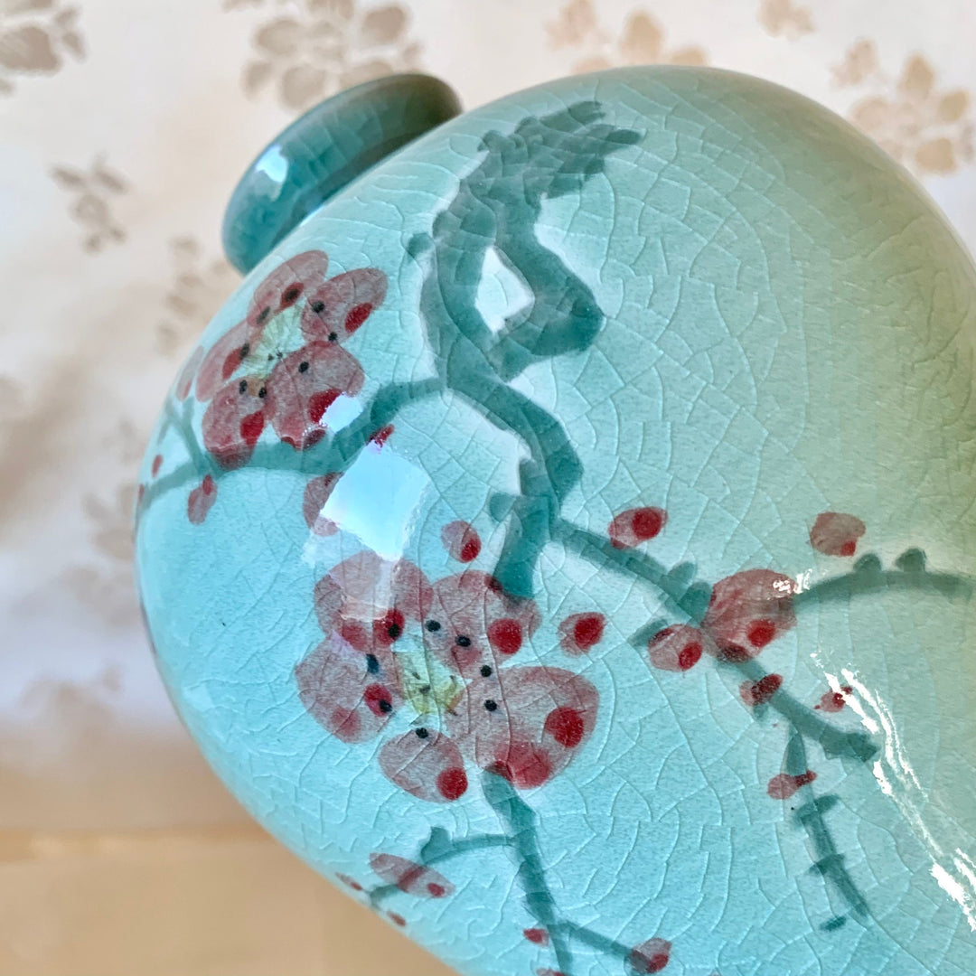 Koreanische traditionelle Celadon-Vase mit Kirschblütenmuster