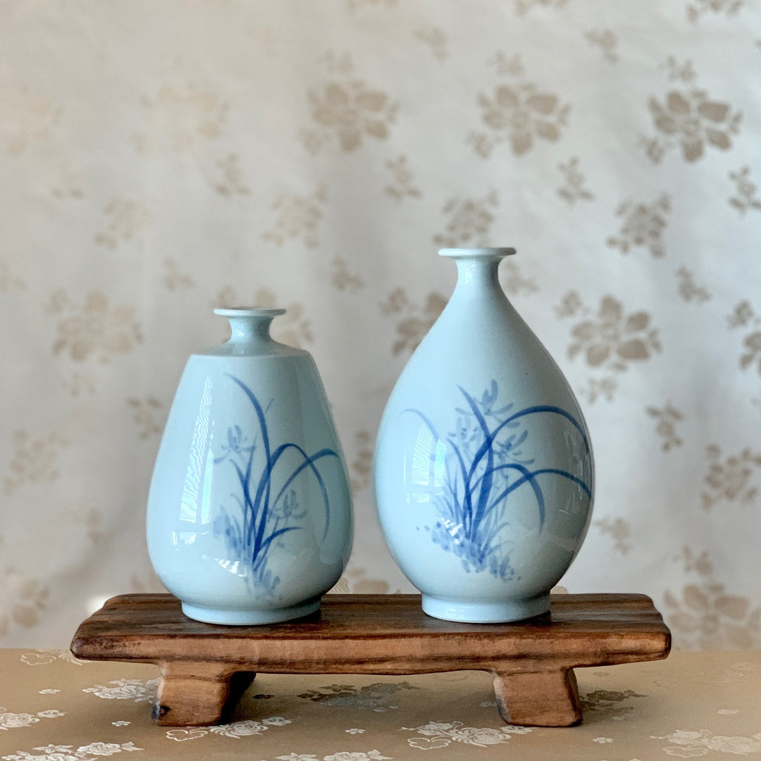Wunderschöne traditionelle koreanische Baekja-Vasen aus weißem Porzellan mit blauen Blumen