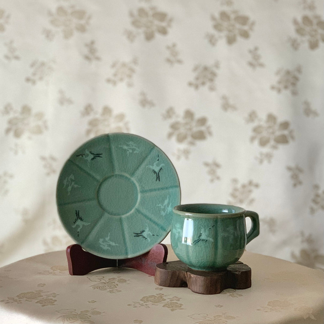 Seladon-Set aus zwei kürbisförmigen Teetassen mit eingelegtem Kranich- und Wolkenmuster (청자 상간 운학문 호박형 찻잔)
