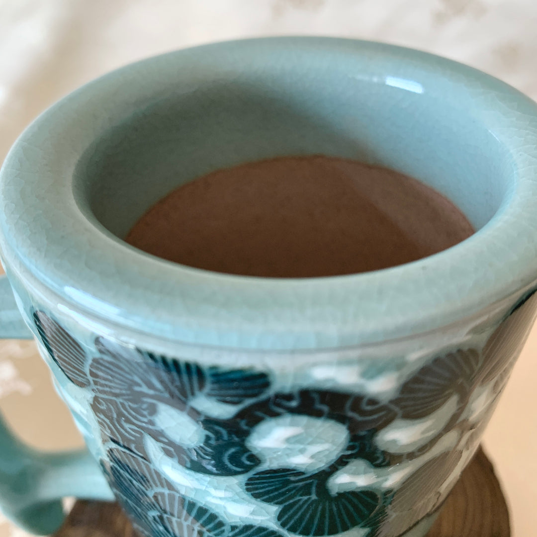 Celadon Long Tea Mug inklusive Teesieb mit Kranich- und Kiefernmuster (청자 송학문 머그잔)