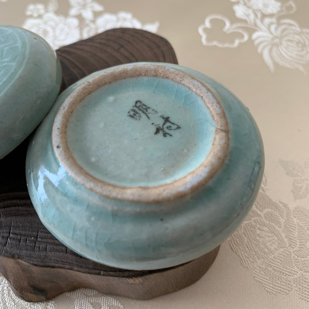 Celadon Covered Box with Inlaid Cloud and Crane Small Size (청자 상감 운학문 합)