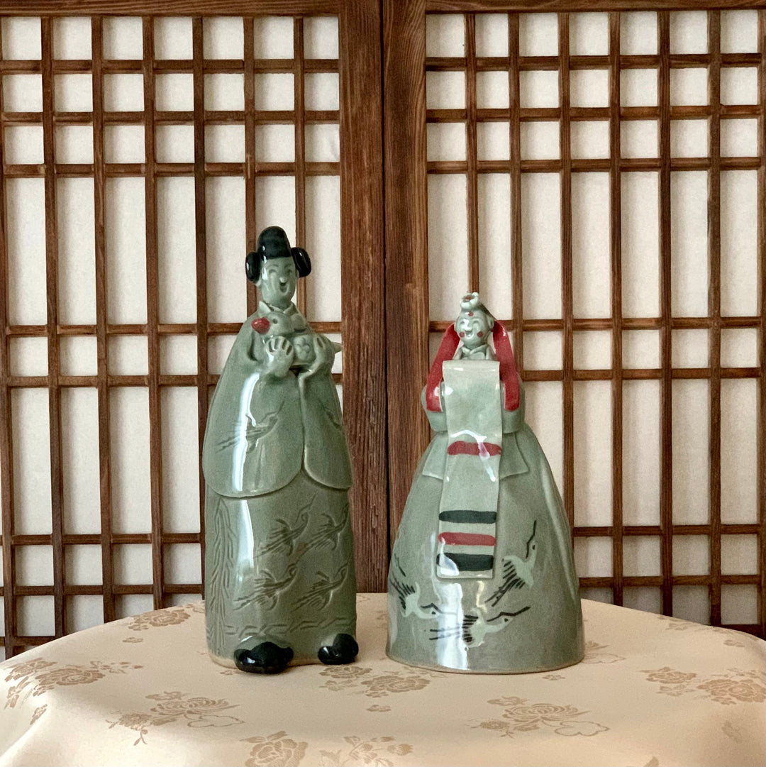 Seladon-Statue eines Paares mit traditionellem Hochzeitsoutfit (청자 혼례 부부 상)