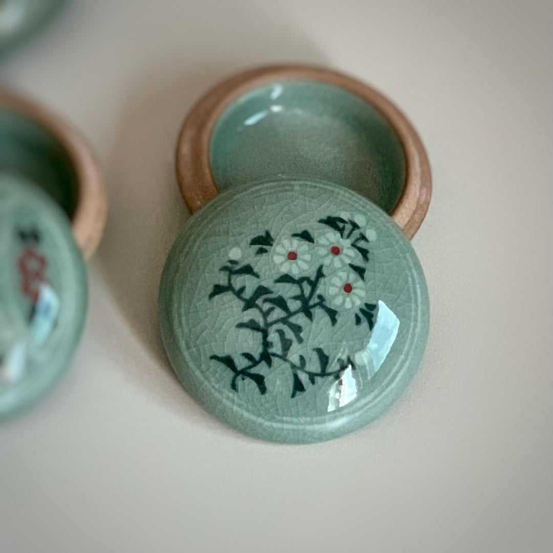 Celadon Small Size Covered Box with Inlaid White Chrysanthemum (청자 상감 국화문 합)