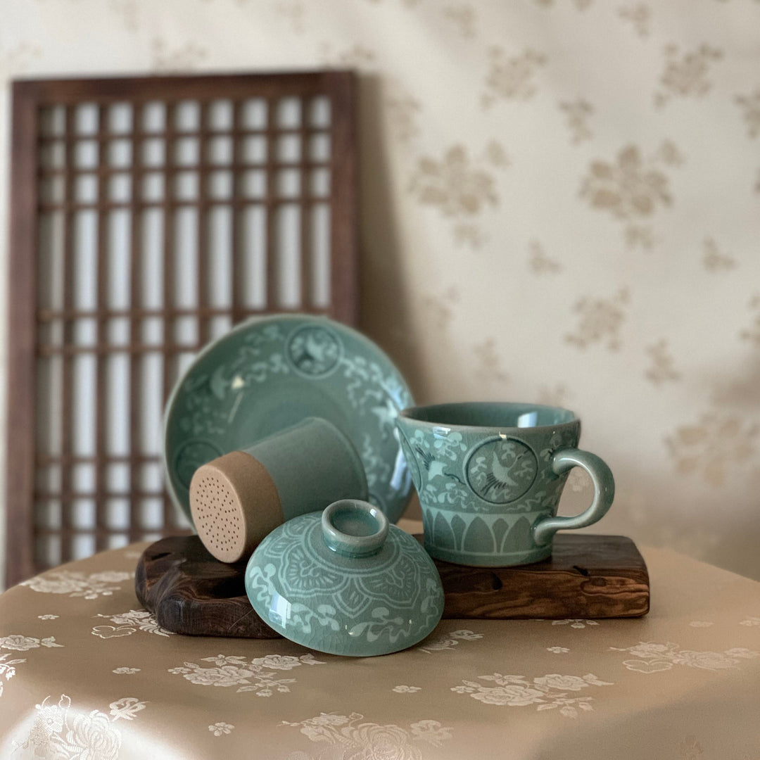 韓国の伝統的な青磁ティーカップ、注ぎ口とプレート付き鶴と雲の模様の韓国陶器