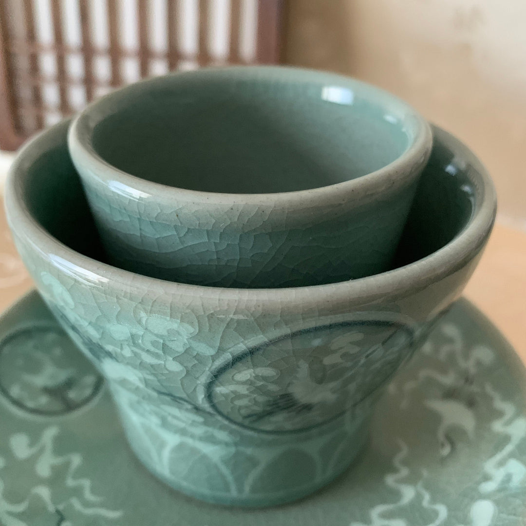 Vasenförmige Celadon-Teetasse mit Teesieb und Teller mit eingelegtem Kranich- und Wolkenmuster (청자 상감 운학문 매병형 찻잔)