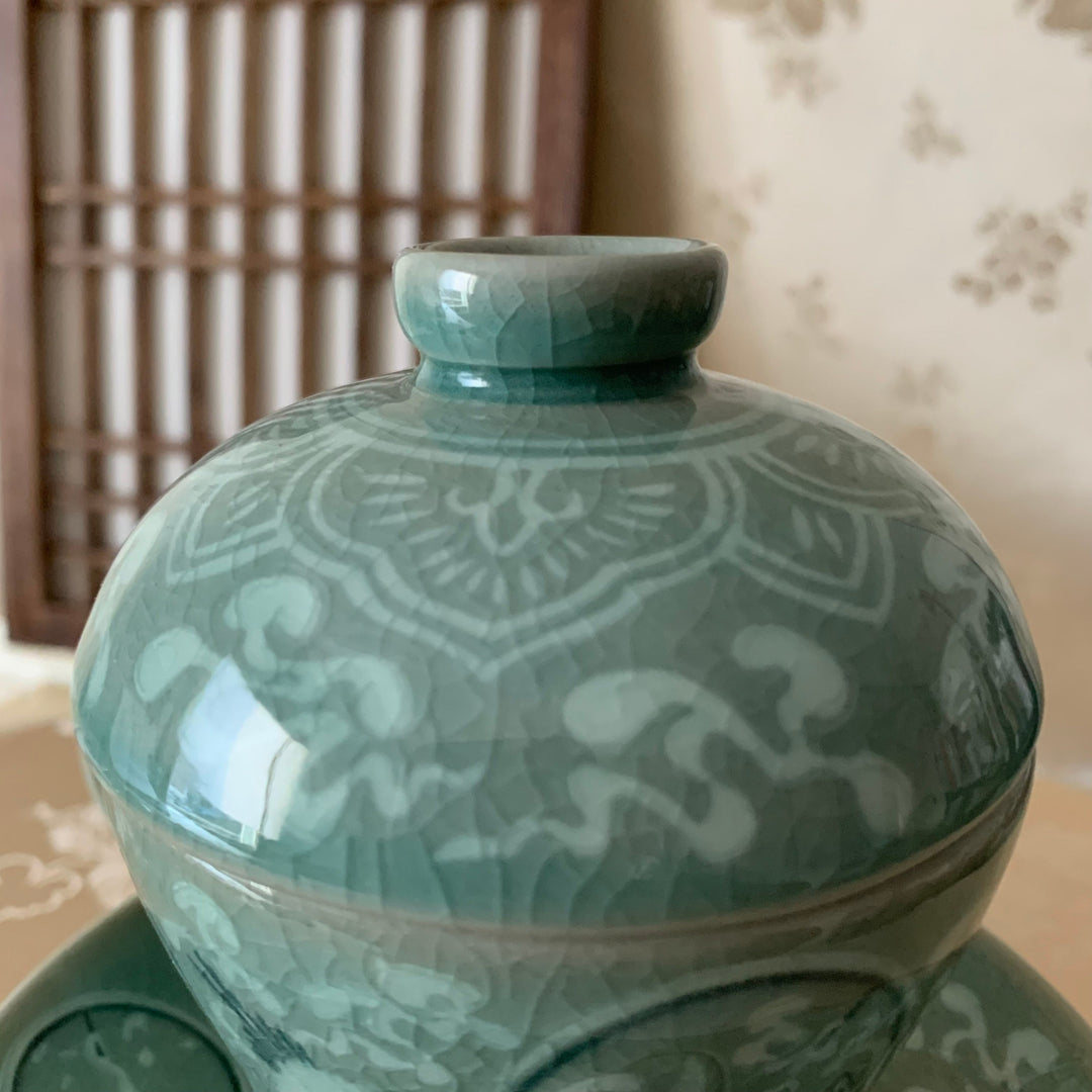 Vasenförmige Celadon-Teetasse mit Teesieb und Teller mit eingelegtem Kranich- und Wolkenmuster (청자 상감 운학문 매병형 찻잔)