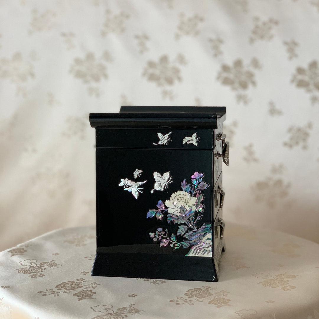 Selten zu findende traditionelle koreanische Perlmutt-Schmuckschatulle mit Schmetterlingen und Rosen