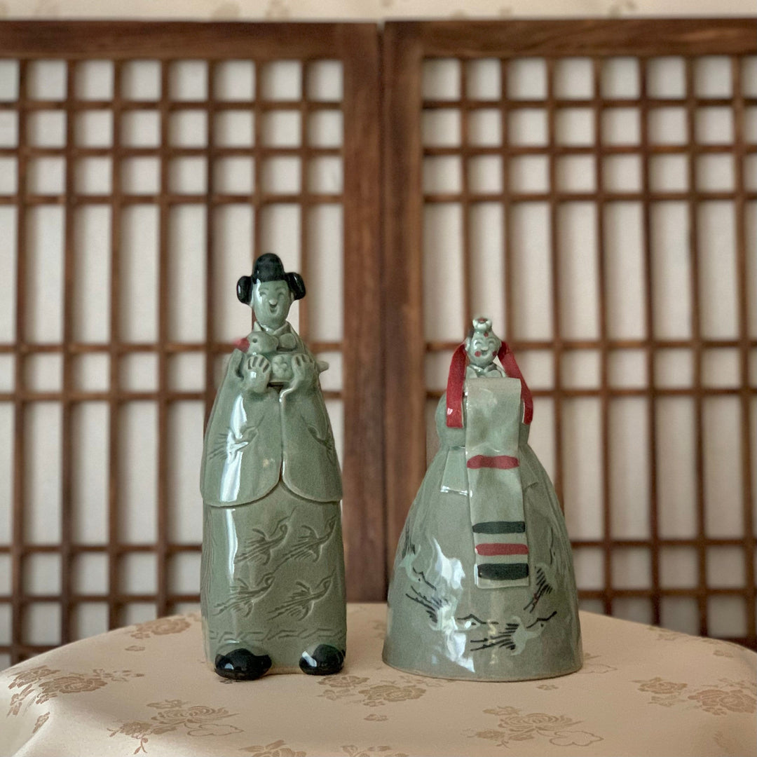 Seladon-Statue eines Paares mit traditionellem Hochzeitsoutfit (청자 혼례 부부 상)